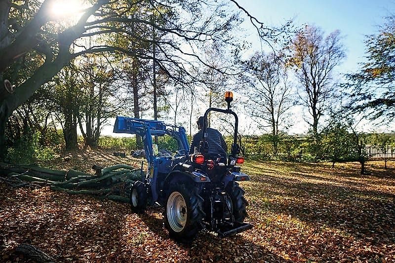 Solis 26 Frontlader / Ackerstollenbereifung / STVO / Allrad