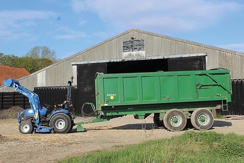 Solis 26 Seitenschaltung Frontlader Ackerstollenbereifung