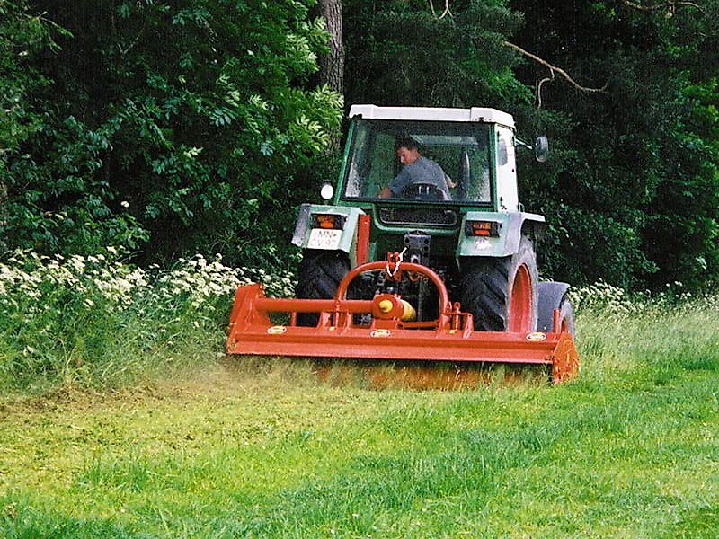 Humus KMF 200, KMF 220, KMF 240, KMF 260, KMF 280, KMF300 Für Unimog und Schlepper ab 30 kW / 40 PS – schwere Ausführung bis 150 kW / 200 PS