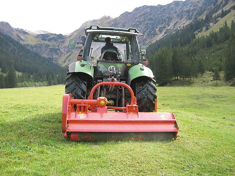 Humus KMF 200, KMF 220, KMF 240, KMF 260, KMF 280, KMF300 Für Unimog und Schlepper ab 30 kW / 40 PS – schwere Ausführung bis 150 kW / 200 PS