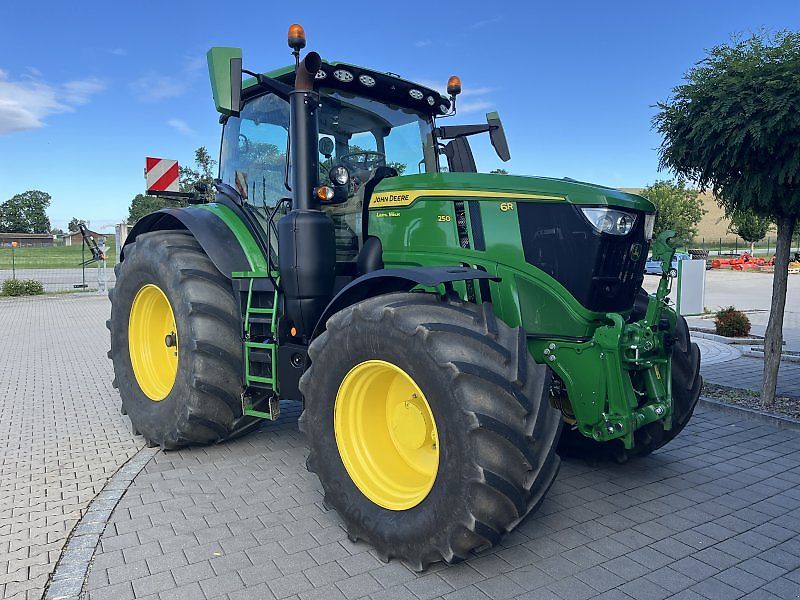 John Deere 6R250