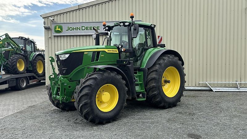 John Deere 6M240