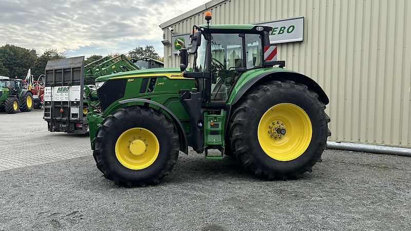 John Deere 6M240