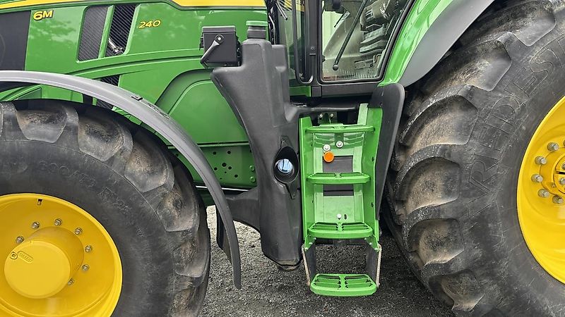 John Deere 6M240