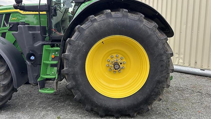 John Deere 6M240