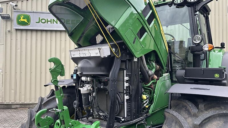 John Deere 6M240