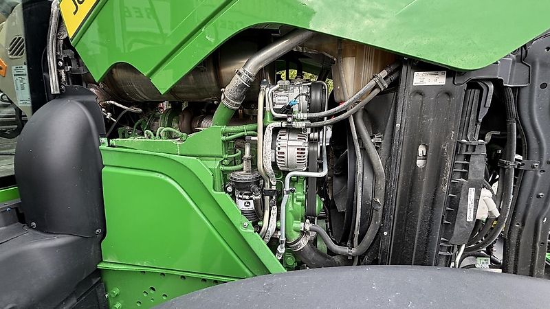John Deere 6M240