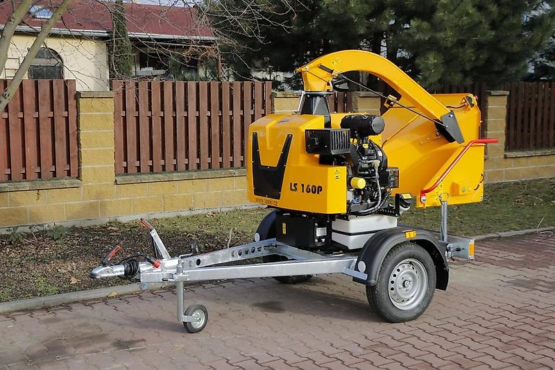 Häcksler "LASKI LS-160 PB" auf gebremstem 80 km/h Fahrgestell, bis 16 cm Aststärke: Der Anhänger-Häcksler für den Profi.