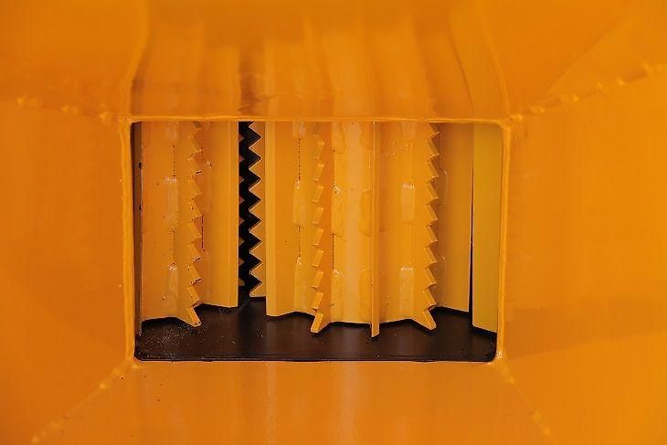 Häcksler "LASKI LS-160 PB" auf gebremstem 80 km/h Fahrgestell, bis 16 cm Aststärke: Der Anhänger-Häcksler für den Profi.