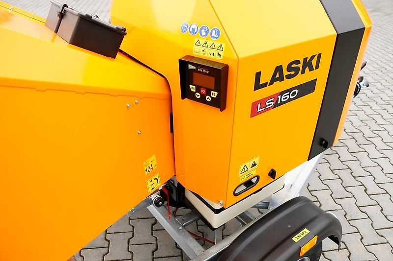 Häcksler "LASKI LS-160 PB" auf gebremstem 80 km/h Fahrgestell, bis 16 cm Aststärke: Der Anhänger-Häcksler für den Profi.
