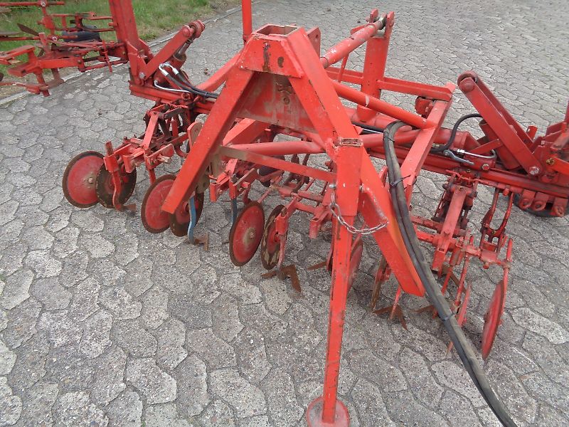 Rau Zwischenachs Hackgerät für Geräteträger Rau 12 reihiges Fronthackgerät mit Accord Frontbock Pendelbock mit Kulturschutzscheiben hydraulische Klappung 3 Gänsfußschare je Reihe