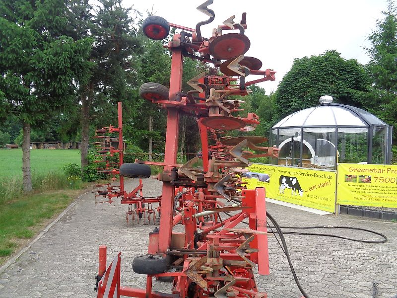 Rau Zwischenachs Hackgerät für Geräteträger Rau 12 reihiges Fronthackgerät mit Accord Frontbock Pendelbock mit Kulturschutzscheiben hydraulische Klappung 3 Gänsfußschare je Reihe