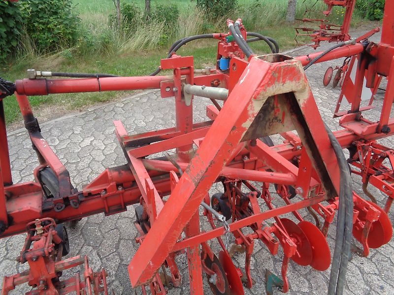 Rau Zwischenachs Hackgerät für Geräteträger Rau 12 reihiges Fronthackgerät mit Accord Frontbock Pendelbock mit Kulturschutzscheiben hydraulische Klappung 3 Gänsfußschare je Reihe