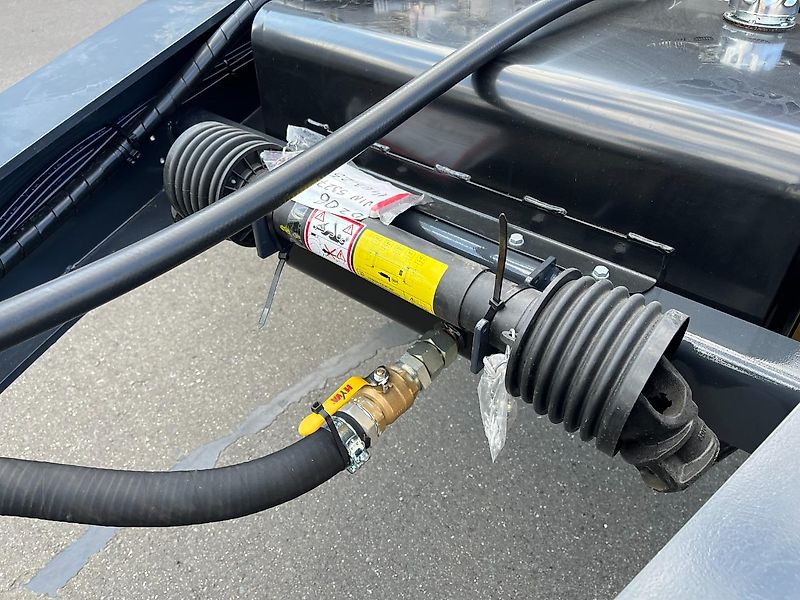 WIELTON PRD-1 mit Hydraulik 40 km/h