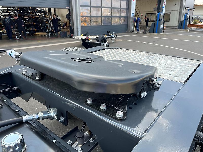 WIELTON PRD-1 mit Hydraulik 40 km/h