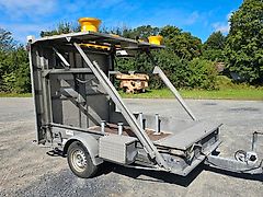 Nissen LED Absperrtafel DORA GPS FAT VZ-616 Fahrbare Absperrtafel Sperrwand Verkehrsleittafel Verkehrssicherungsanhänger Verkehrsleitanhänger Trebbiner Horizont
