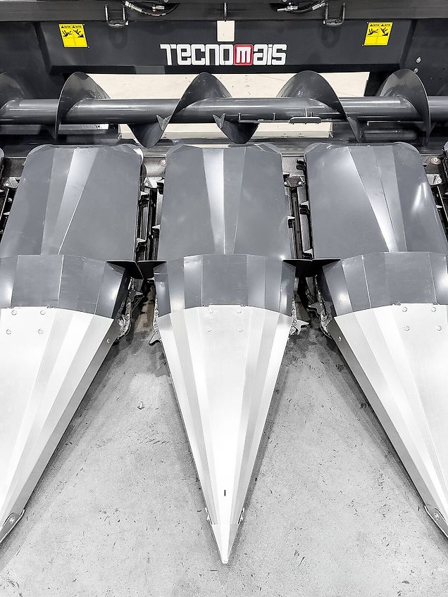 Tecnomais TMRP2 6R-F corn header, 6 row, foldable, 75 cm, for John Deere W and T combines, chopper, stalk crushers
