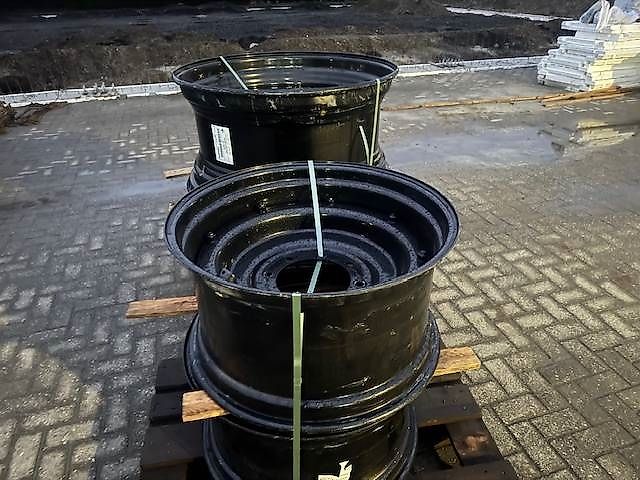 Valtra velgen 18x38 en 15x28 zwart