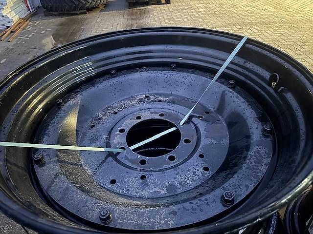 Valtra velgen 18x38 en 15x28 zwart