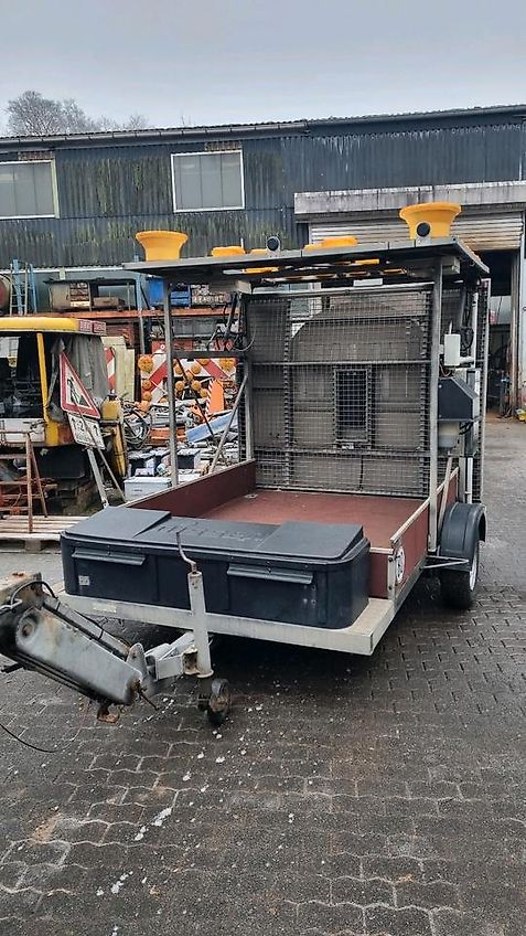 Nissen A31 LED Absperrtafel mit GPS Dora Funkwarnmeldeanlage FAT Verkehrsleittafel Verkehrsleitanhänger Verkehrssicherungsanhänger Leitanhänger Leittafel